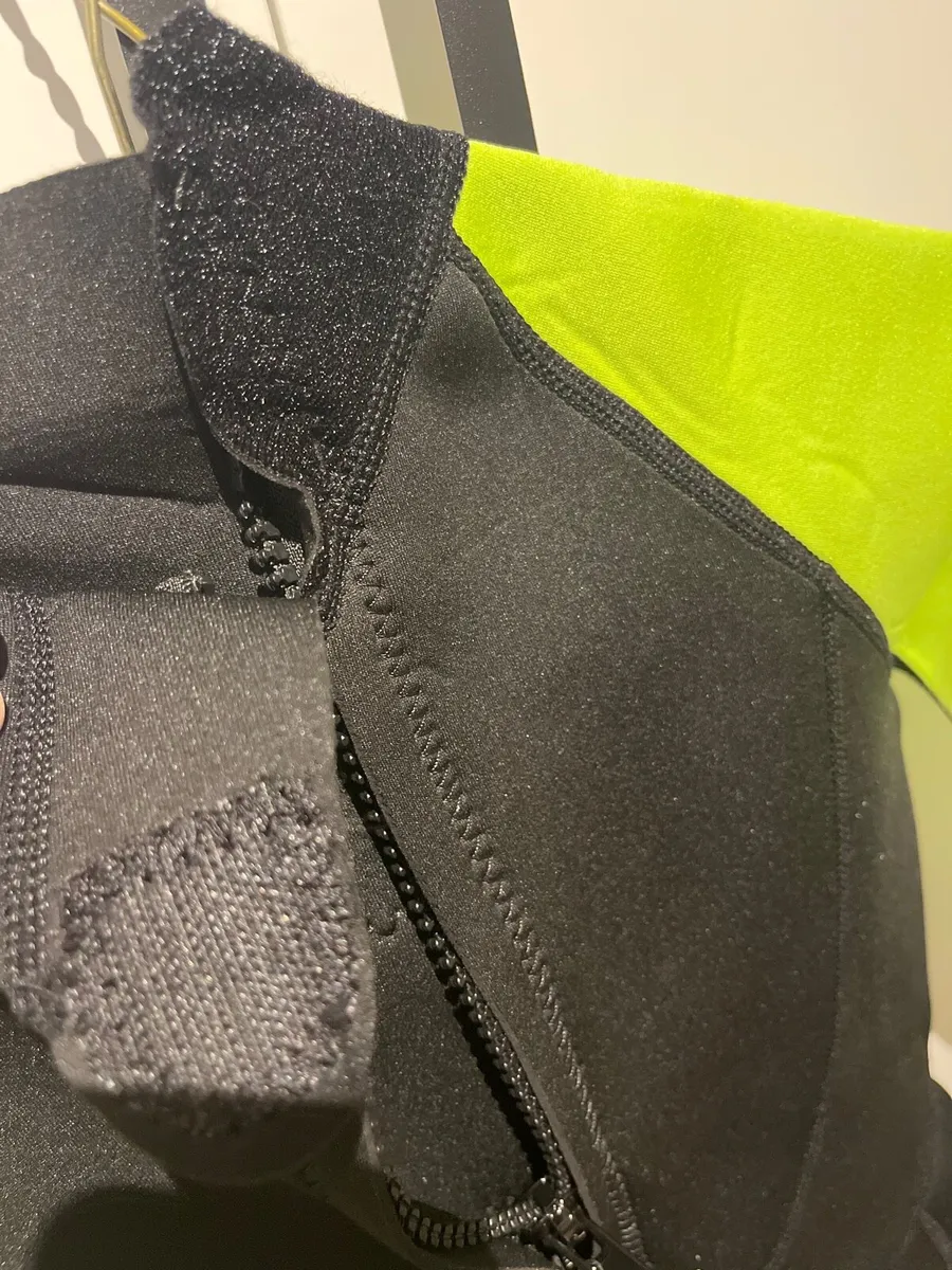 Kids wetsuit age 8 - Image 4