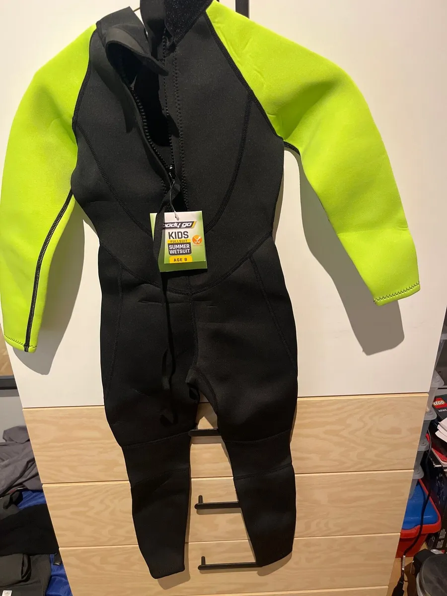 Kids wetsuit age 8 - Image 1