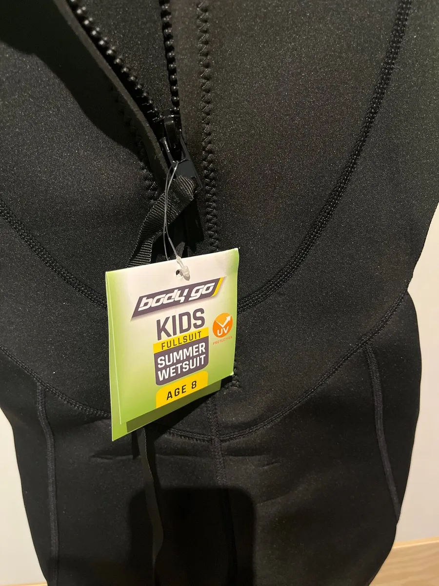 Kids wetsuit age 8 - Image 3