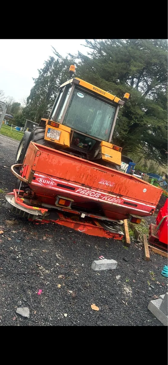 Kuhn 2 ton spreader - Image 1