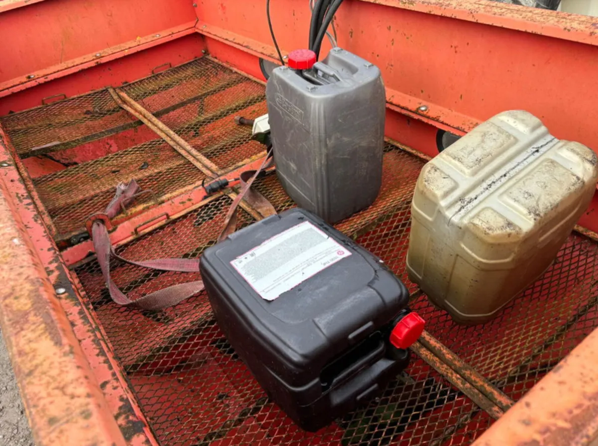 Kuhn 2 ton spreader - Image 2