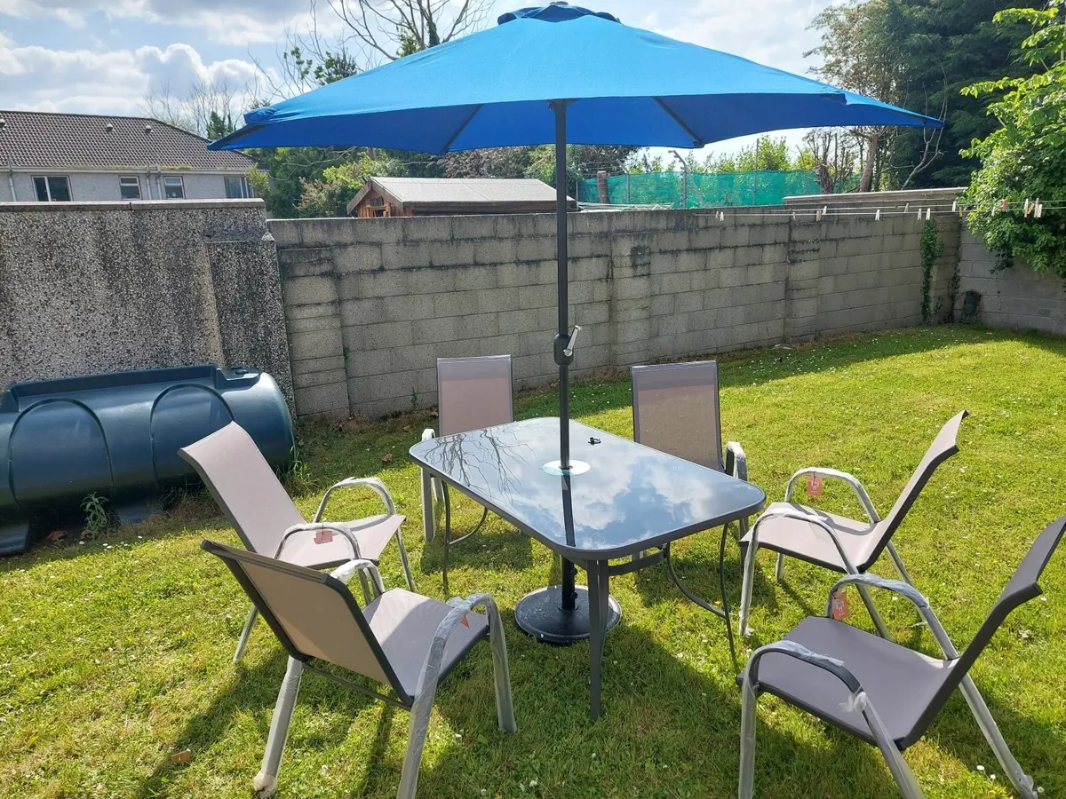 garden  full table set