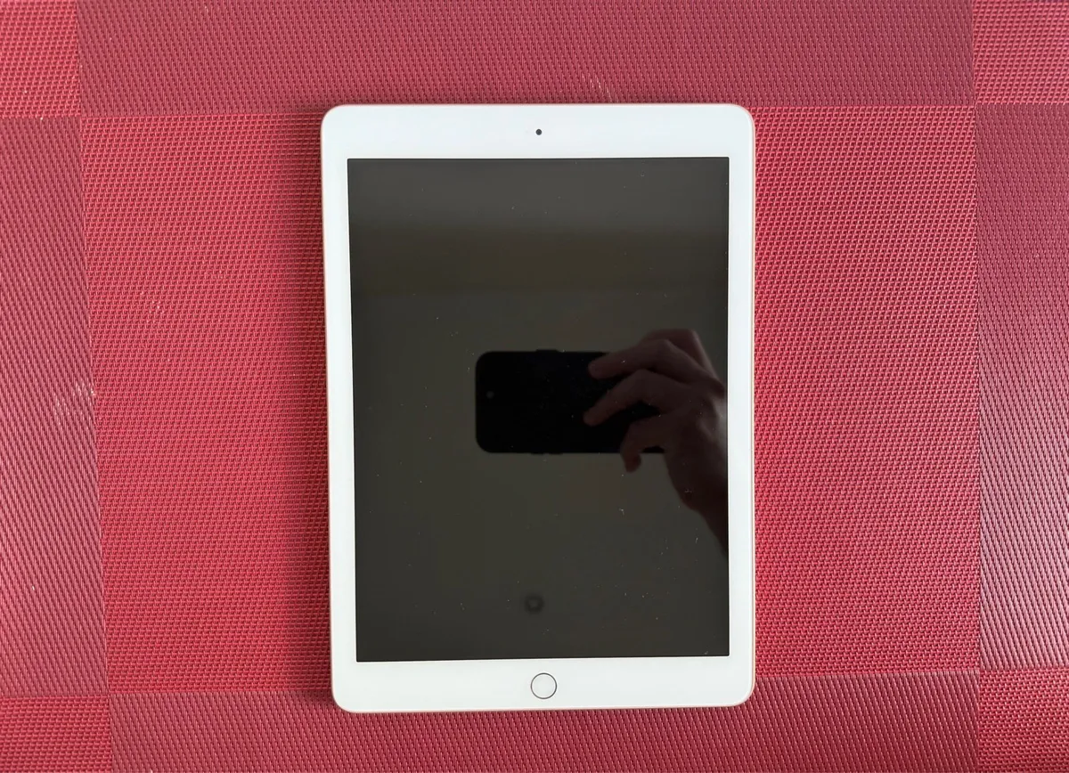 iPad 6th Generation - Image 3