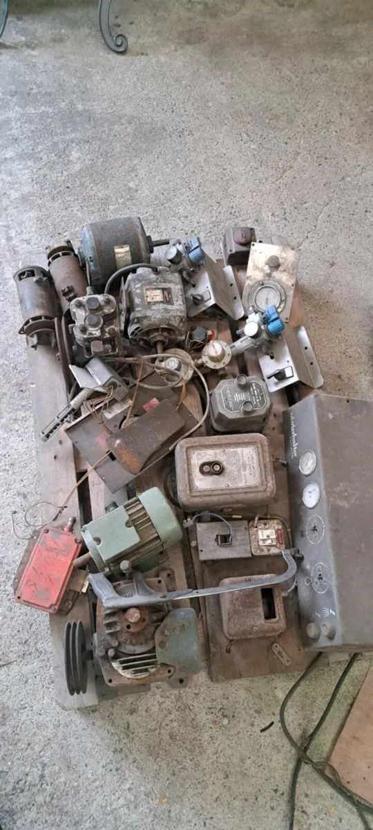 Pallet of items - Image 1