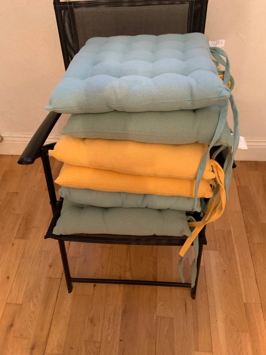 6 Garden Chairs / Umbrella /Umbrella Stand - Image 1