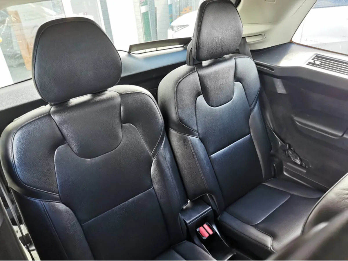 Volvo XC90 90 SERIES 2.0 D5 MOMENTUM 225BHP 5DR AU - Image 4