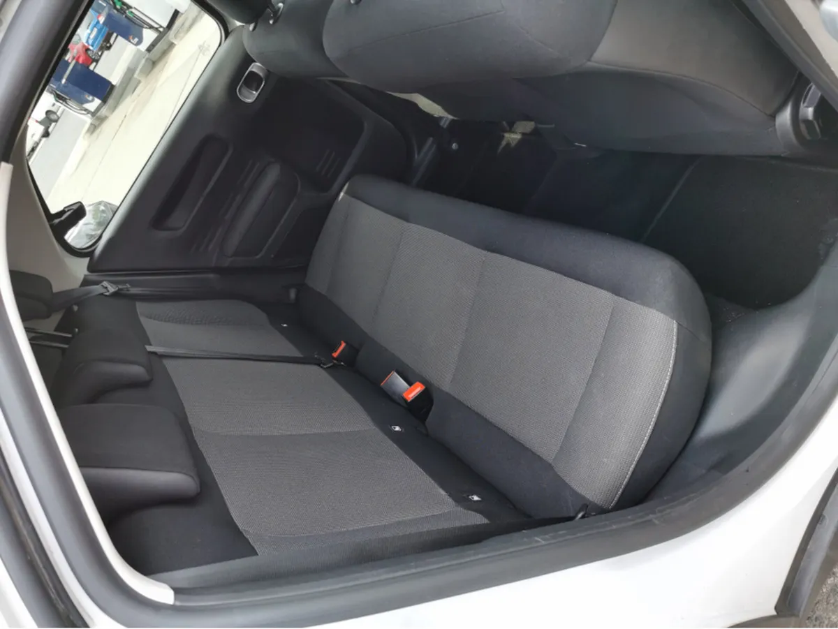 Citroen C4 Cactus BLUE HDI 100 4DR - Image 4