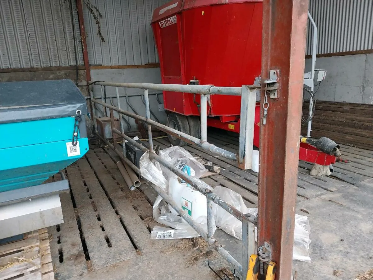 5 18ft Telescopic Dividing Gates - Image 1