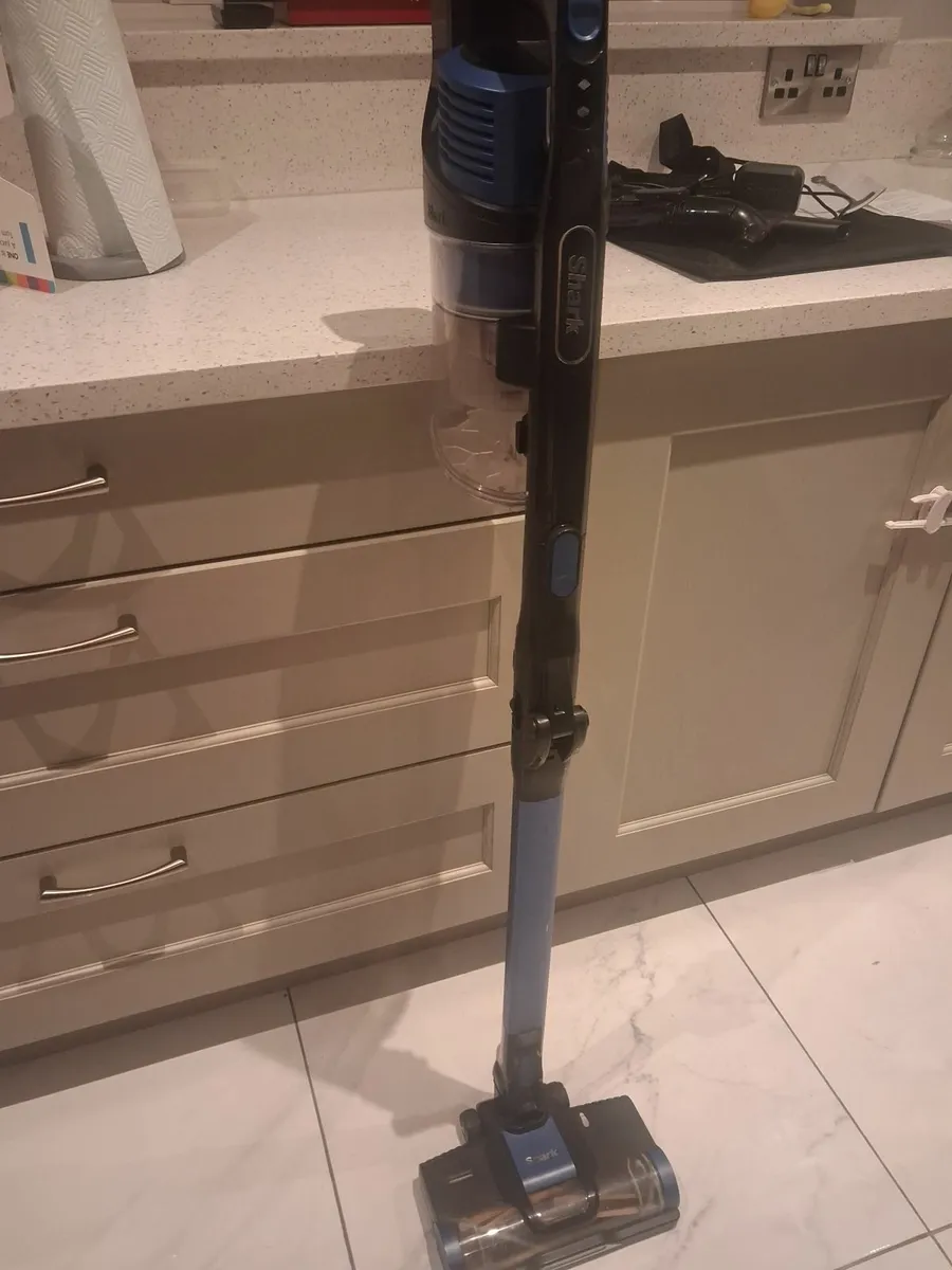 Shark Cordless Vacuum - Image 2