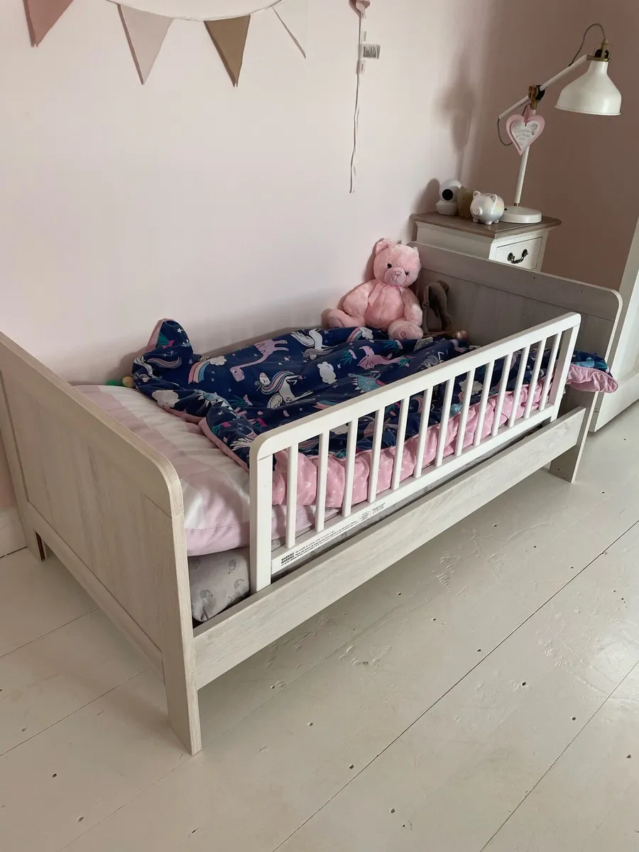 Mamas and papas cotbed and changing table - Image 2