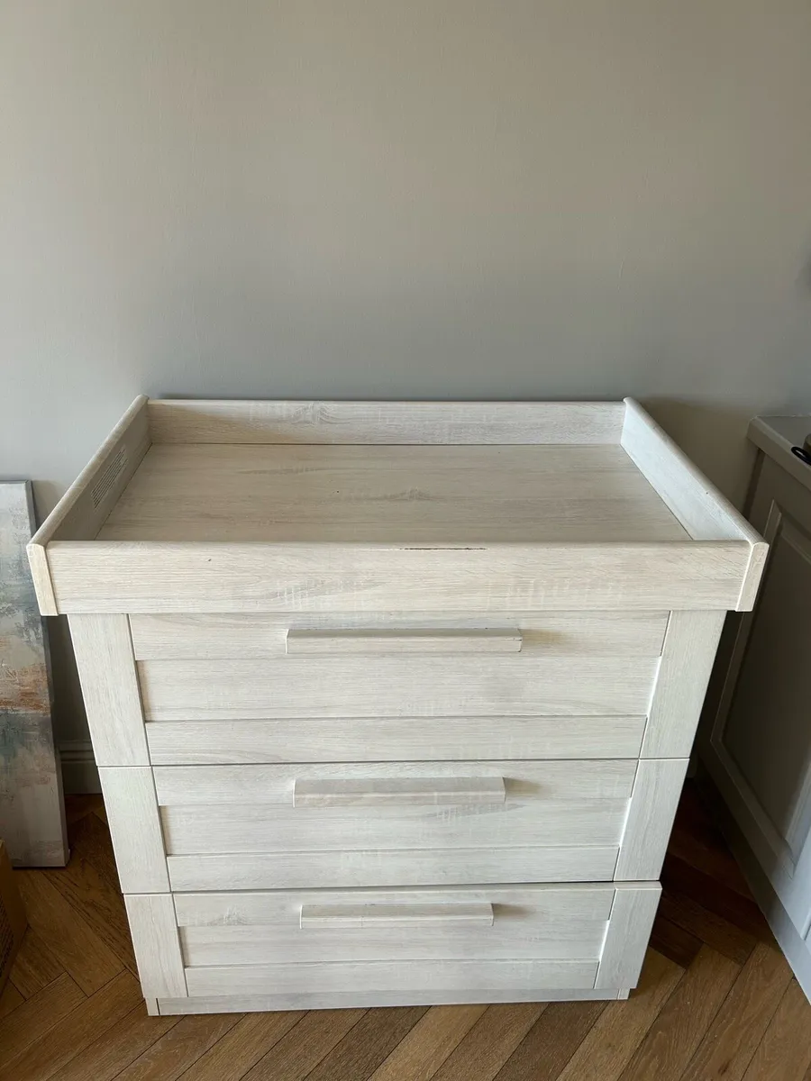 Mamas and papas cotbed and changing table - Image 4