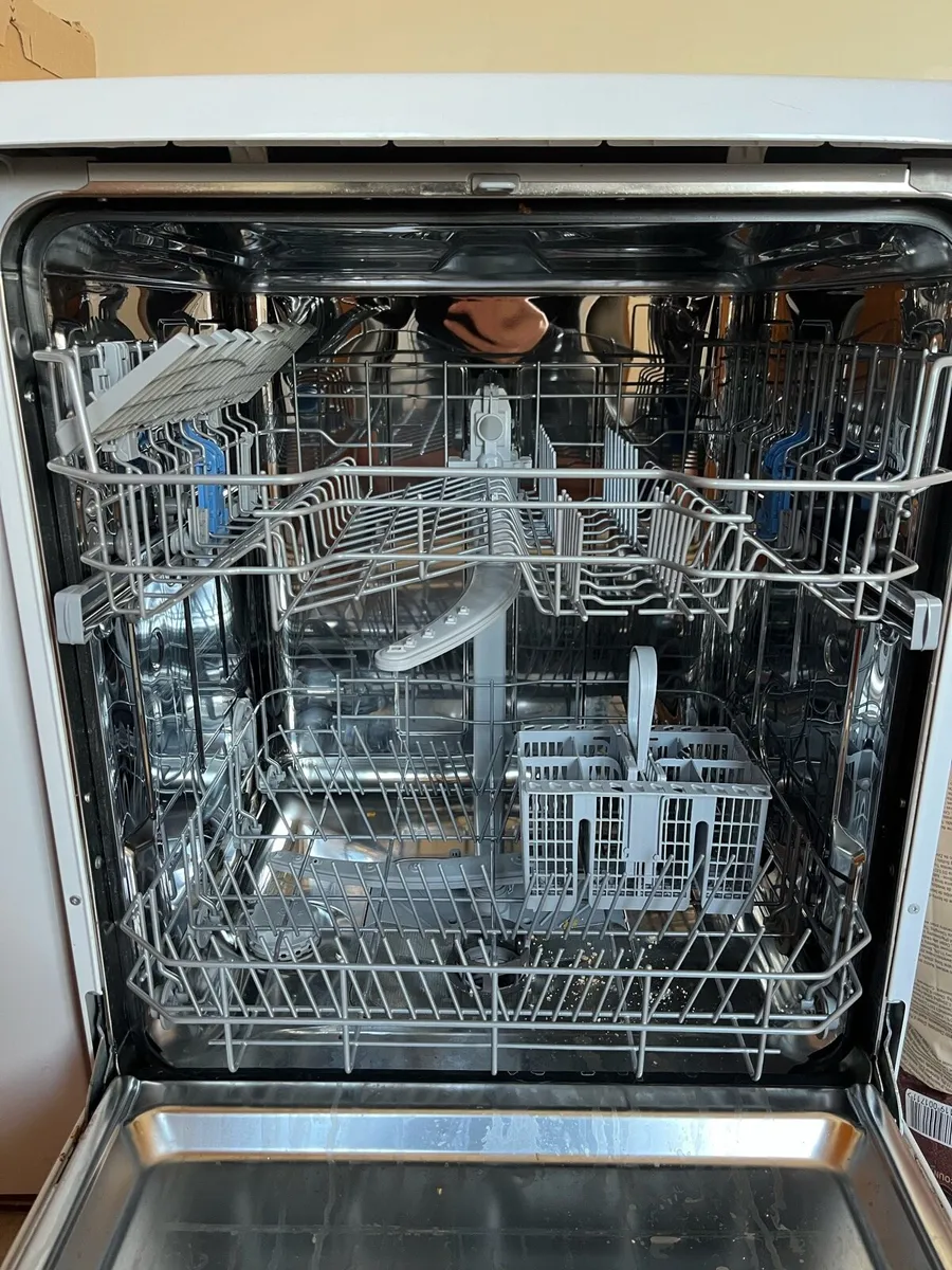 Indesit dishwasher used 5 times good as new - Image 2