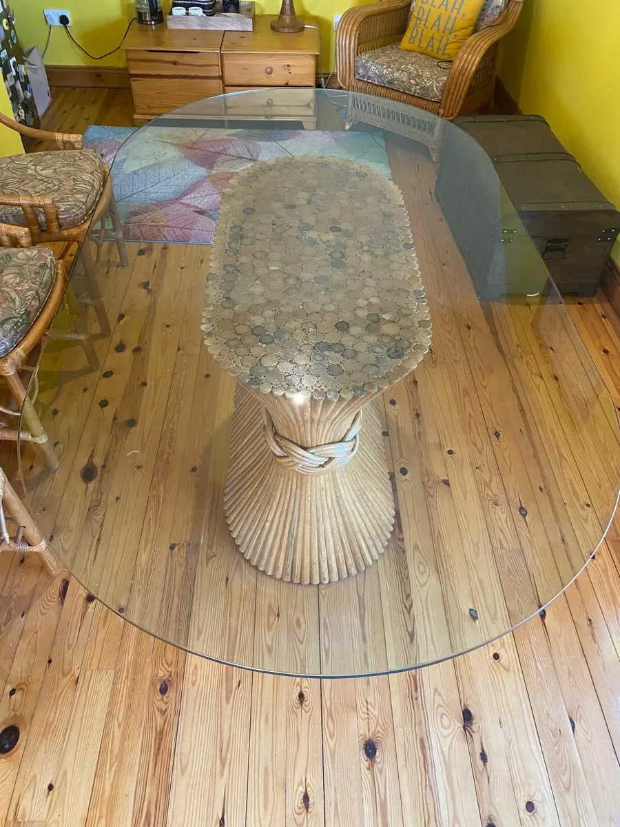 Rattan dining room table & chairs - Image 1