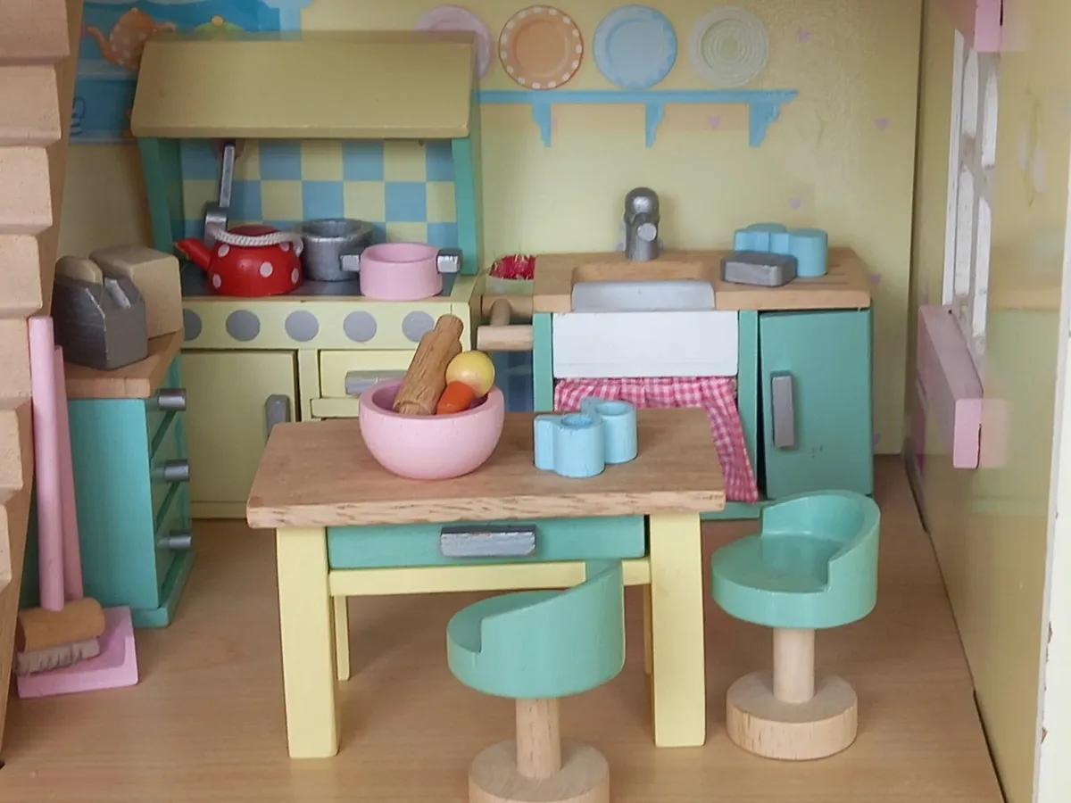 Wooden Dollls House - Image 1