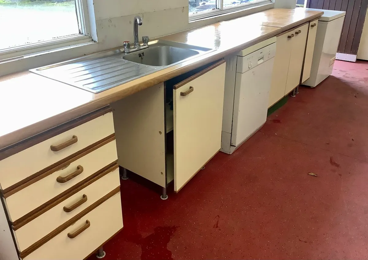 Kitchen, dishwasher and kitchen chairs for sale - Image 3