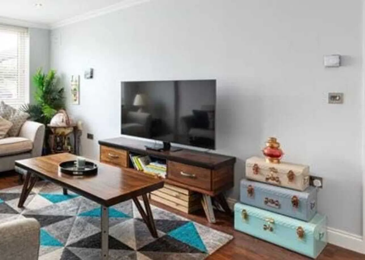 Tv stand and coffee table - Image 1