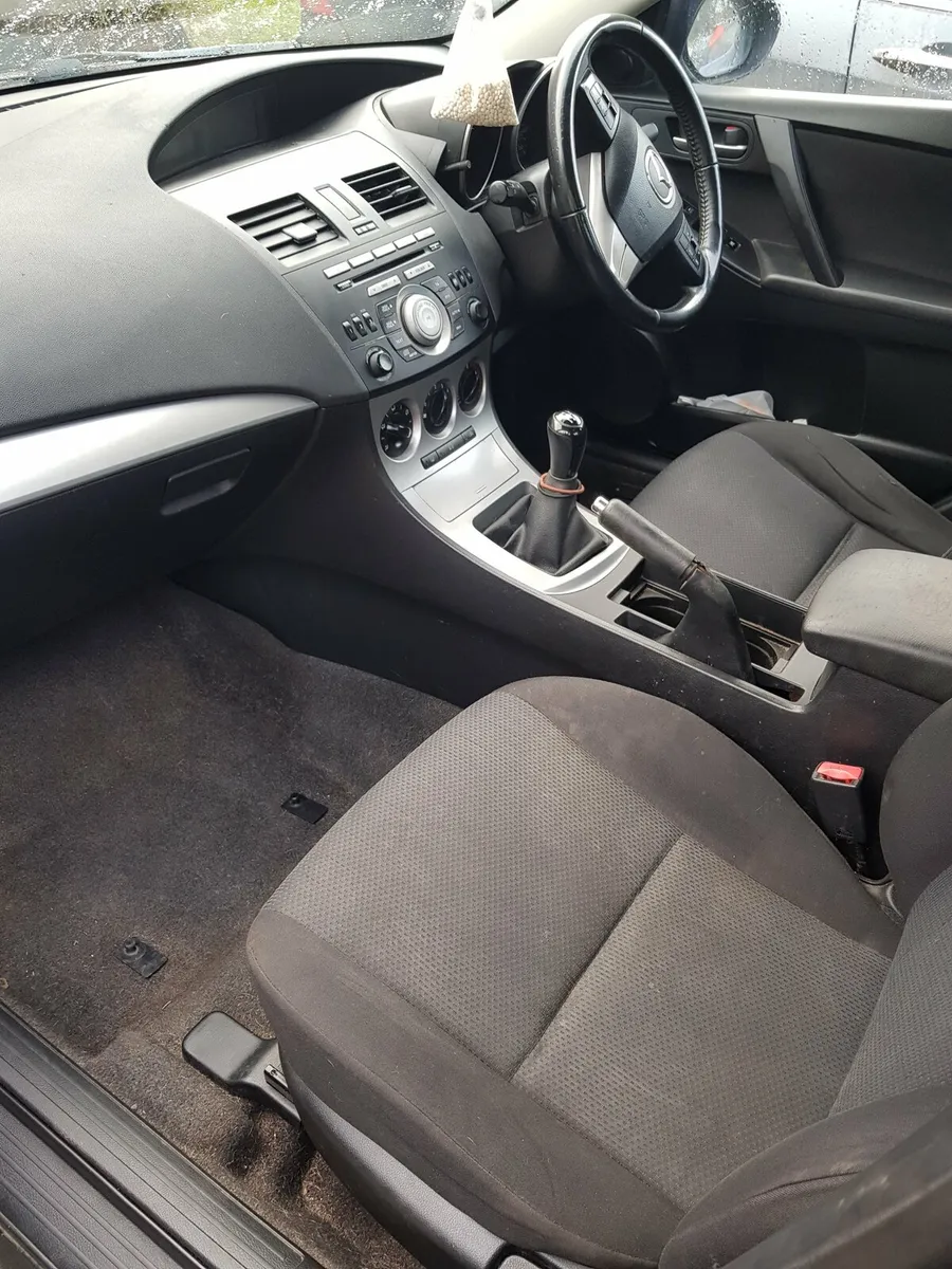 Mazda Mazda3 2010, taxed till JAN26,NCT SEPT 26 - Image 2