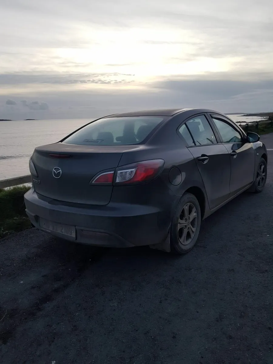 Mazda Mazda3 2010, taxed till JAN26,NCT SEPT 26 - Image 3