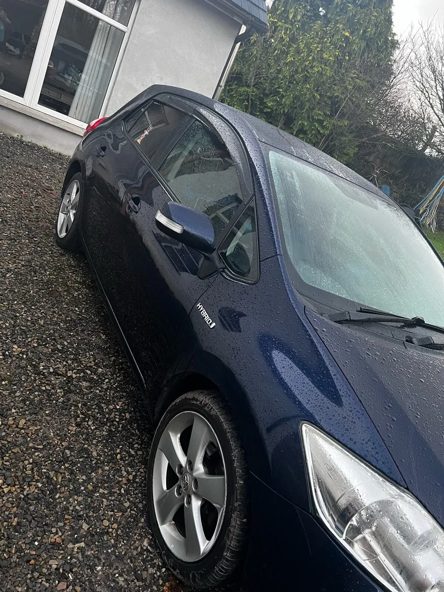 Toyota Auris T4 Hybrid - Image 2