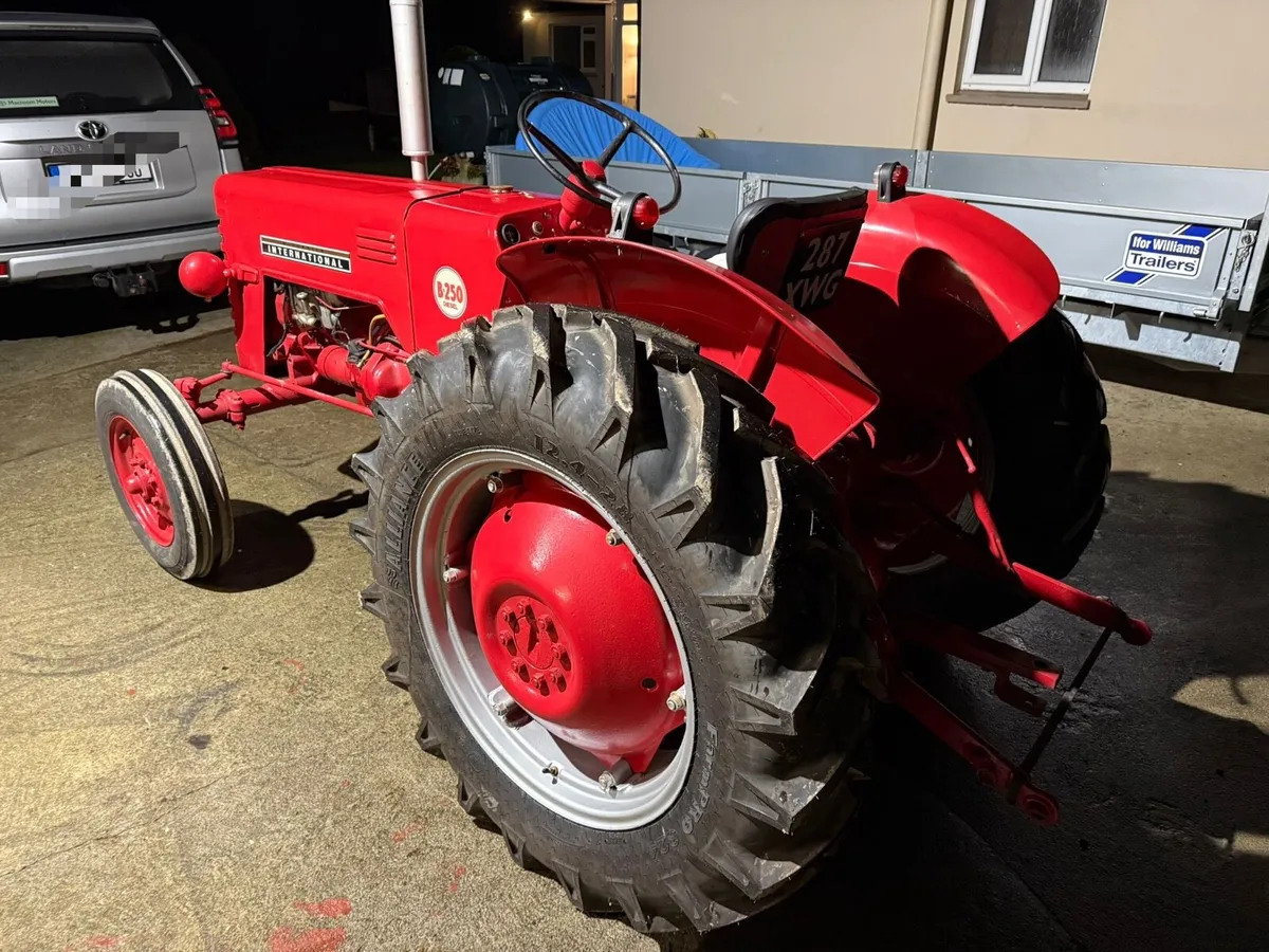 McCormick International B250 1958 - Image 4
