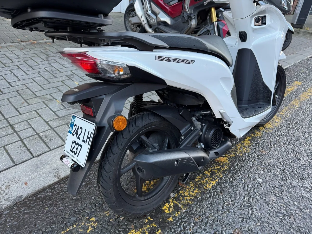 2024 Honda Vision 110 only 1150km - Image 4