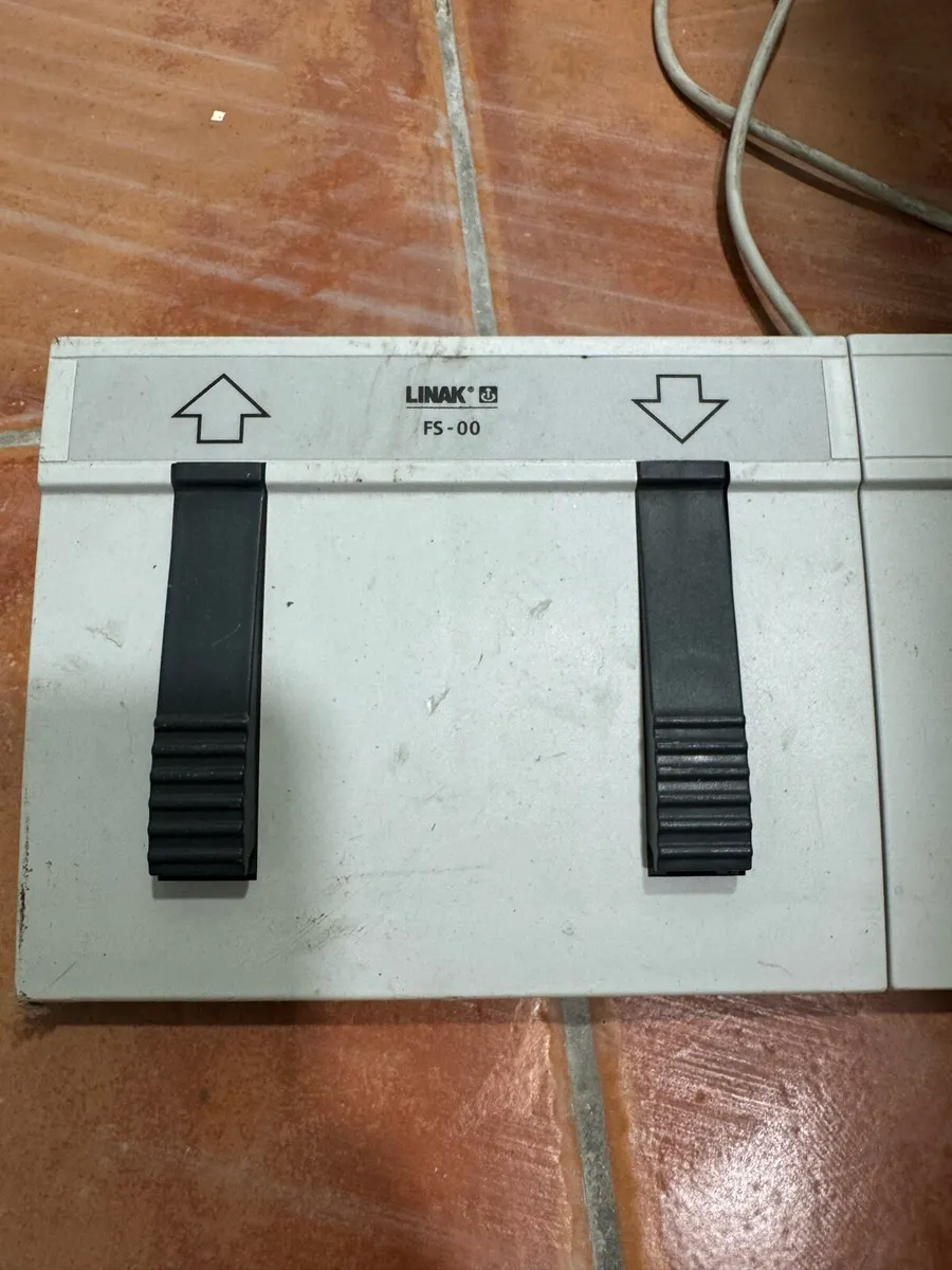 Electric Plinth/ physio table/ massage bed - Image 2