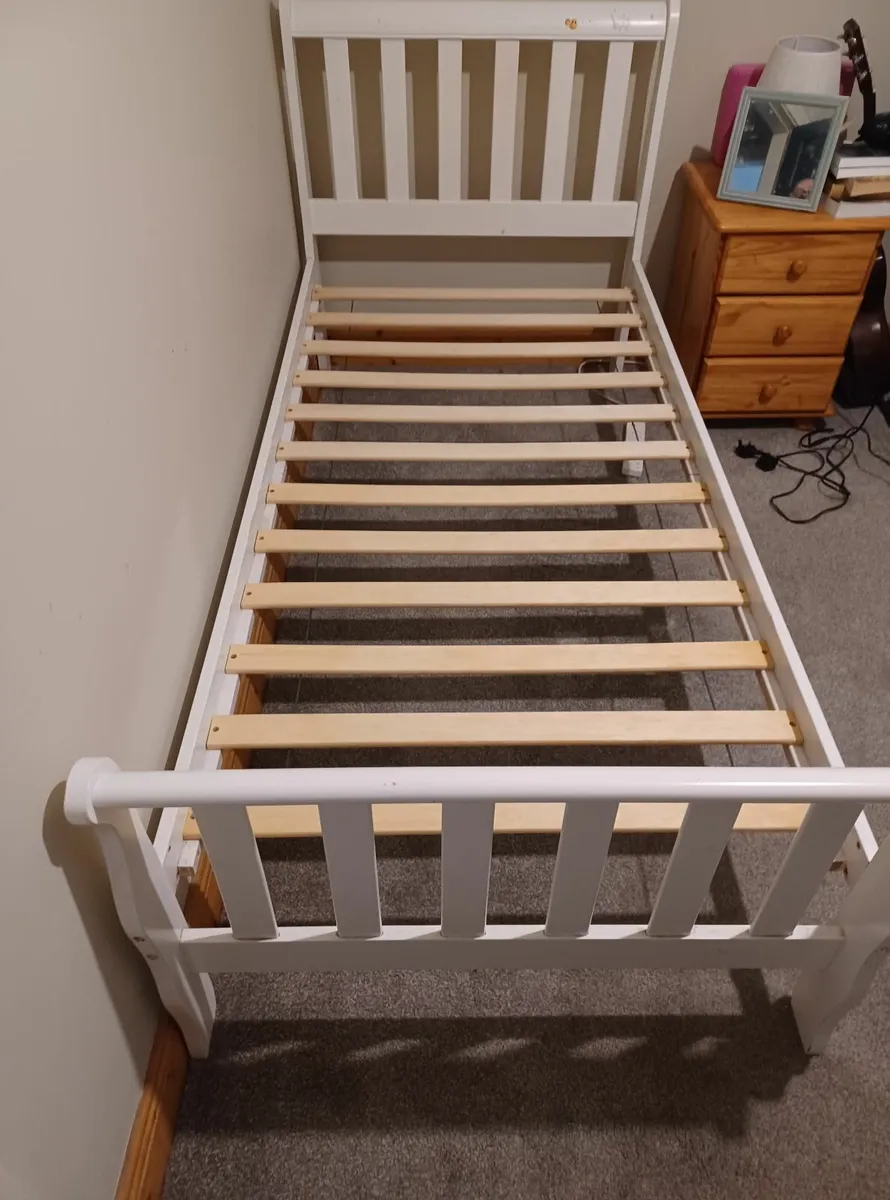 Single bed - Image 1