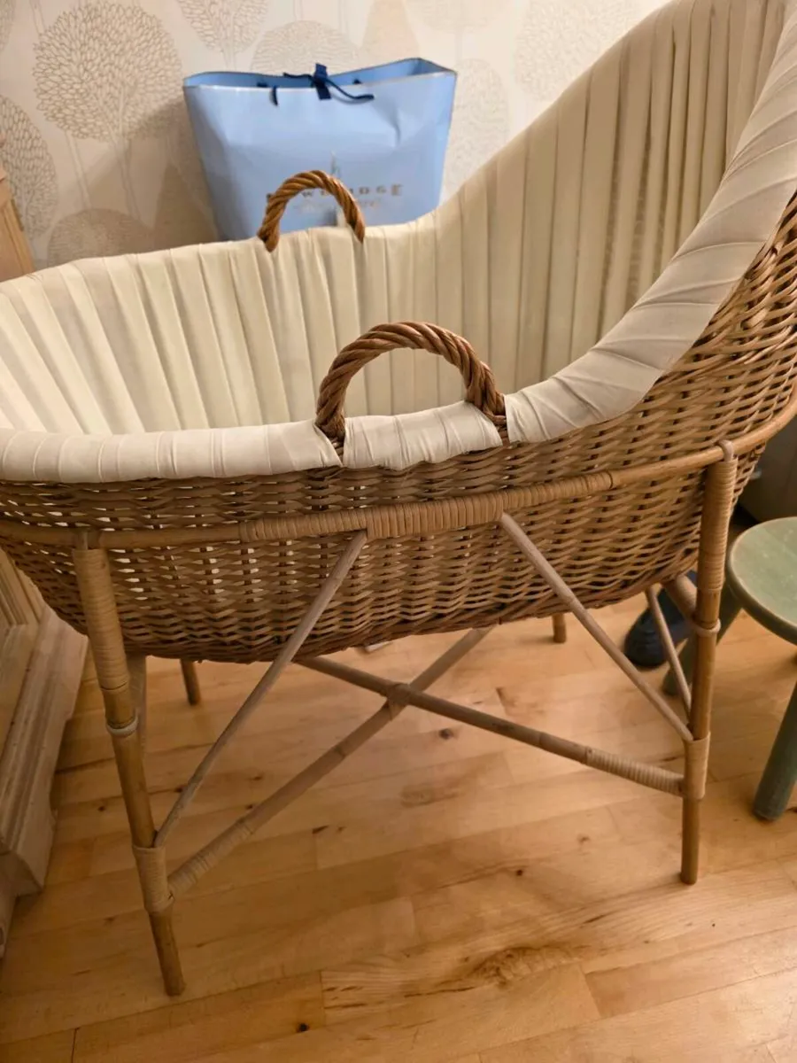 Wicker Moses Basket with stand - Image 1