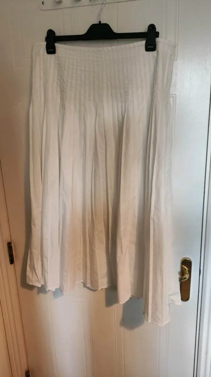 🤍 Gallery White Pleated Skirt – Elegant & Flowing - Image 1