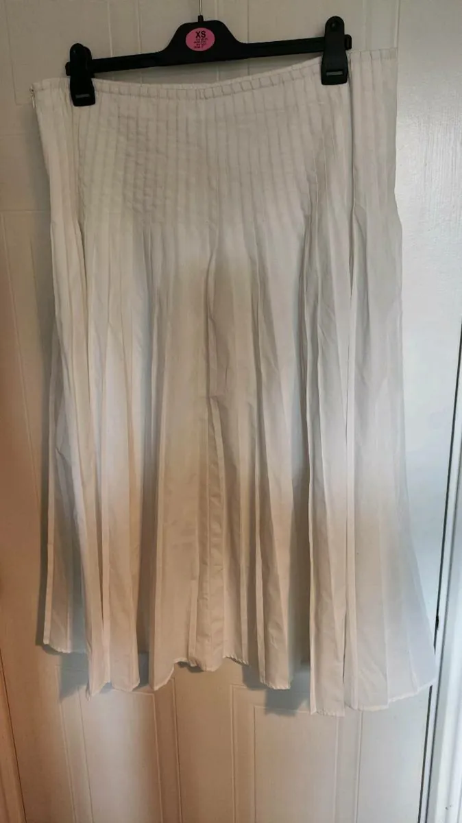 🤍 Gallery White Pleated Skirt – Elegant & Flowing - Image 3