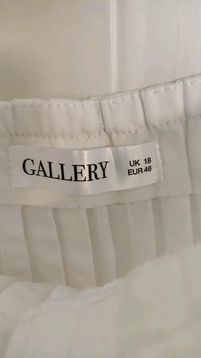 🤍 Gallery White Pleated Skirt – Elegant & Flowing - Image 4