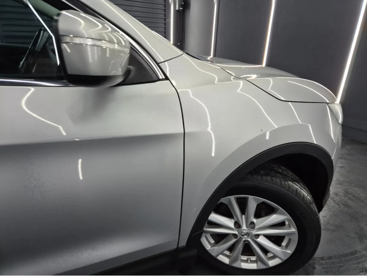 Nissan Qashqai 1.6 SV CVT SAFETY PK 4 4DR AUTO - Image 2