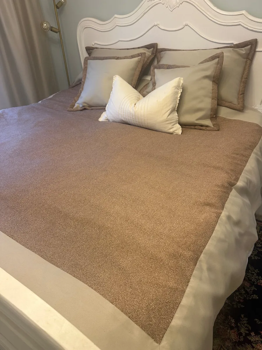 Custom bed cover and pillows - Image 1