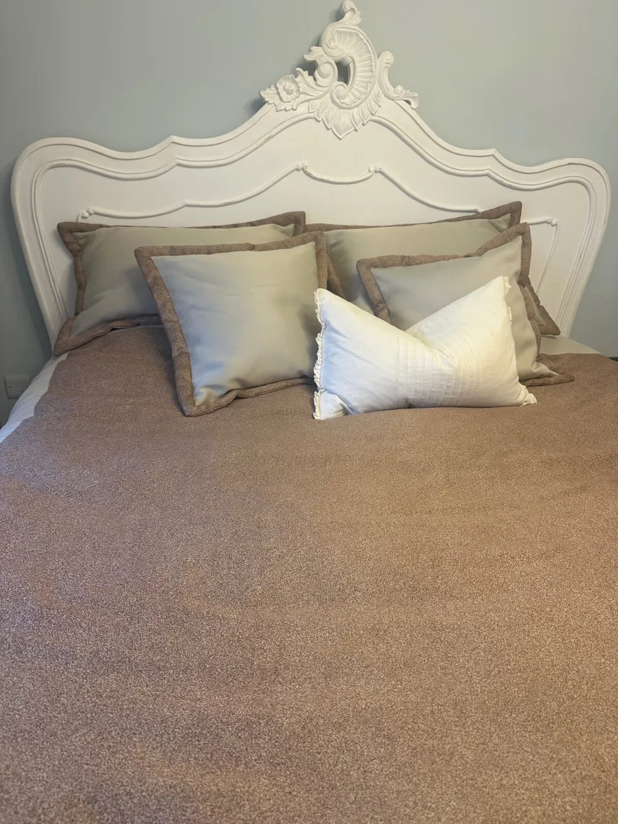 Custom bed cover and pillows - Image 2