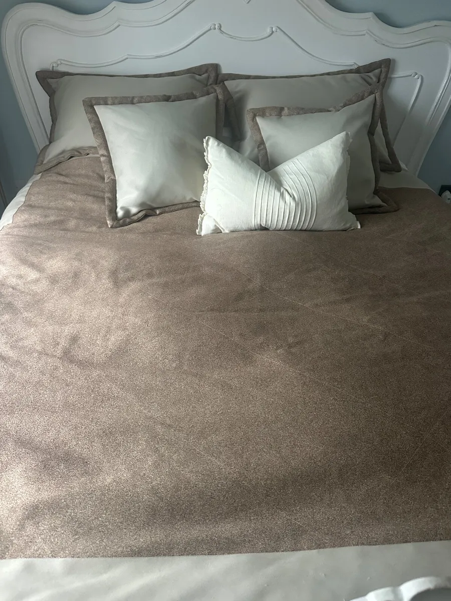 Custom bed cover and pillows - Image 3