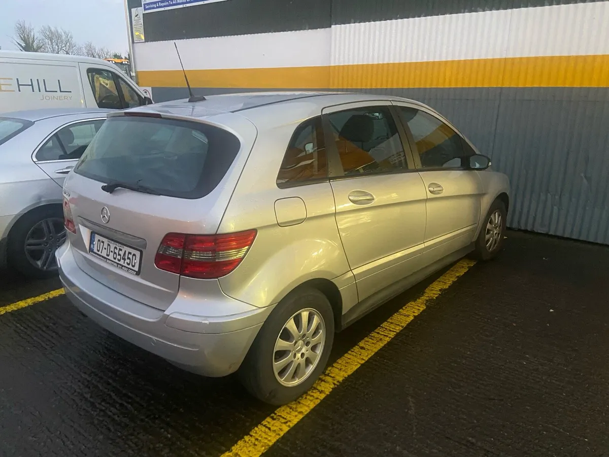 Mercedes B-Class 2007 for repair or breaking - Image 2