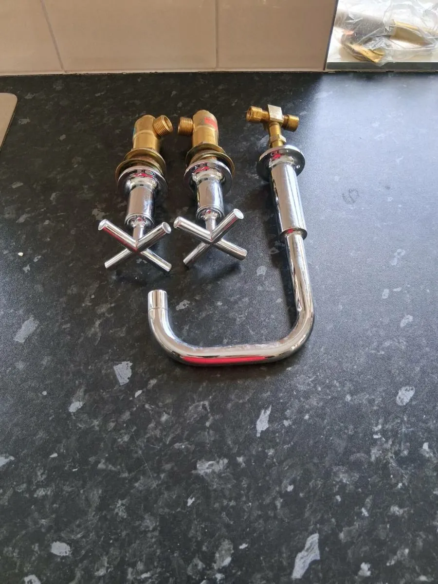 Kitchen taps - Image 1
