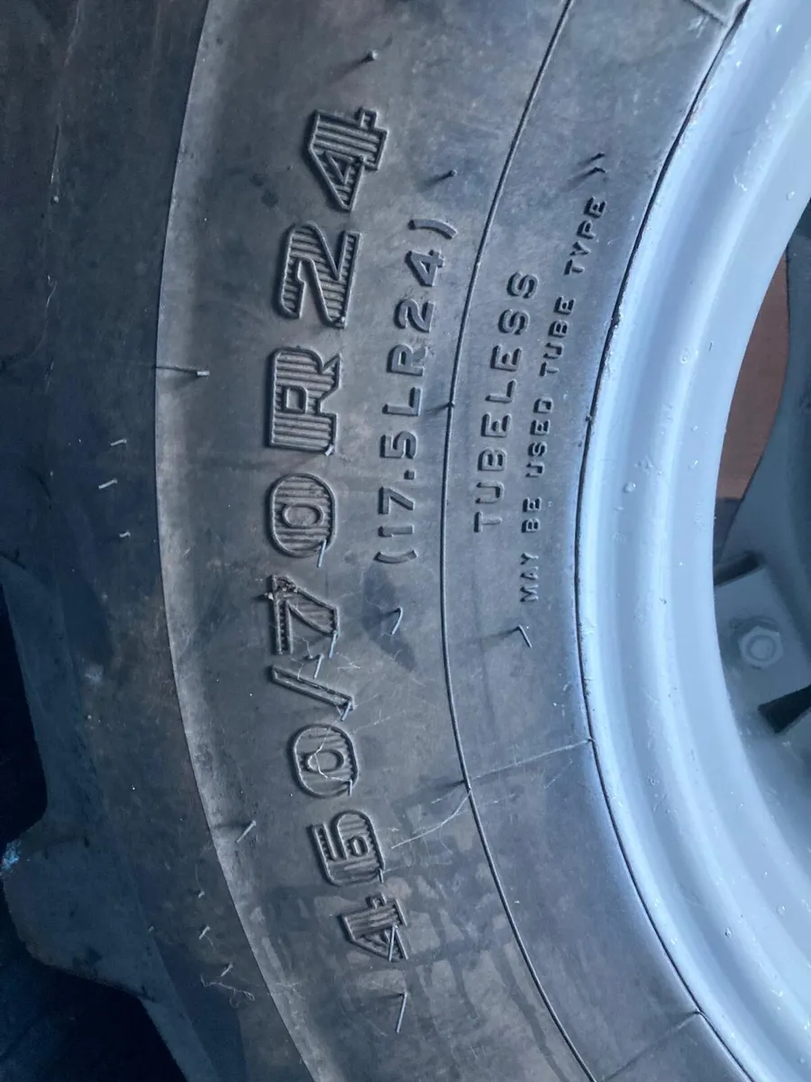 Massey Ferguson 135 front axel and wheels - Image 3