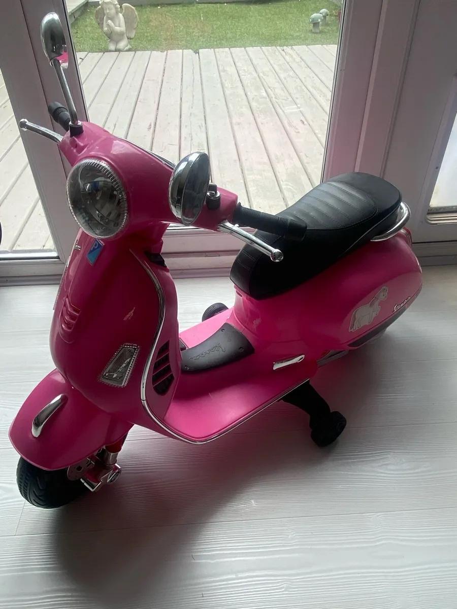 Kids ride on Vespa - Image 1
