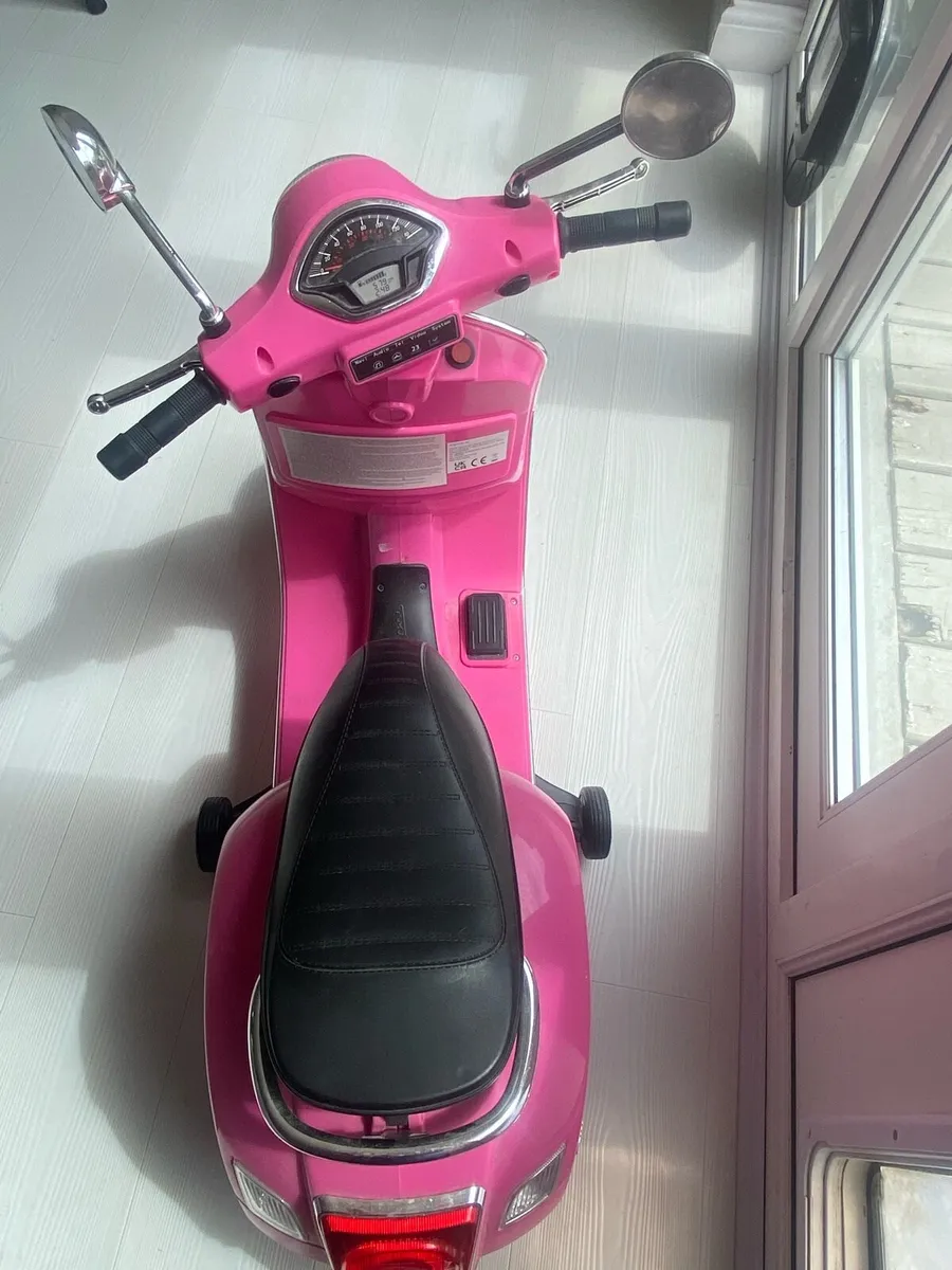 Kids ride on Vespa - Image 2