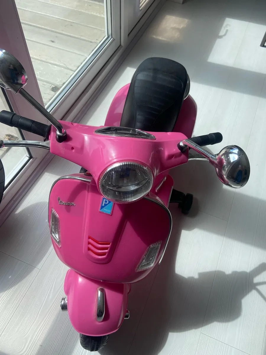 Kids ride on Vespa - Image 3