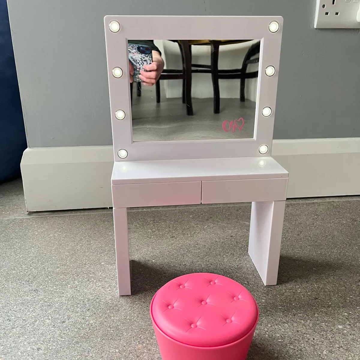 Our Generation bath and vanity table - Image 1