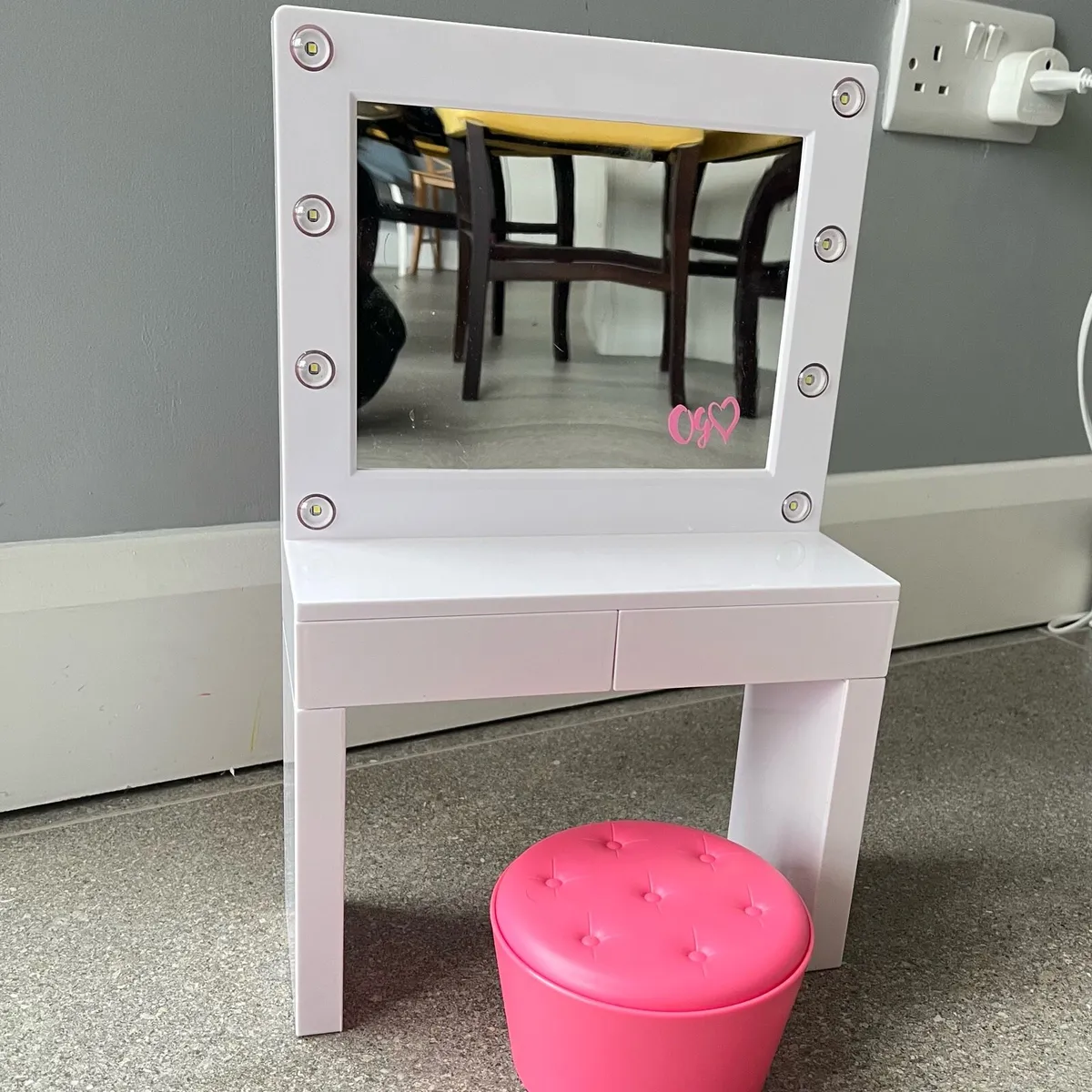 Our Generation bath and vanity table - Image 3