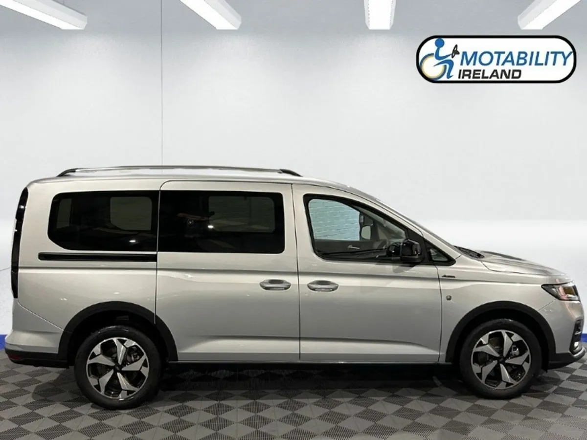 Ford Tourneo Connect Active 1.5 PHEV Hybrid Wheelc - Image 3