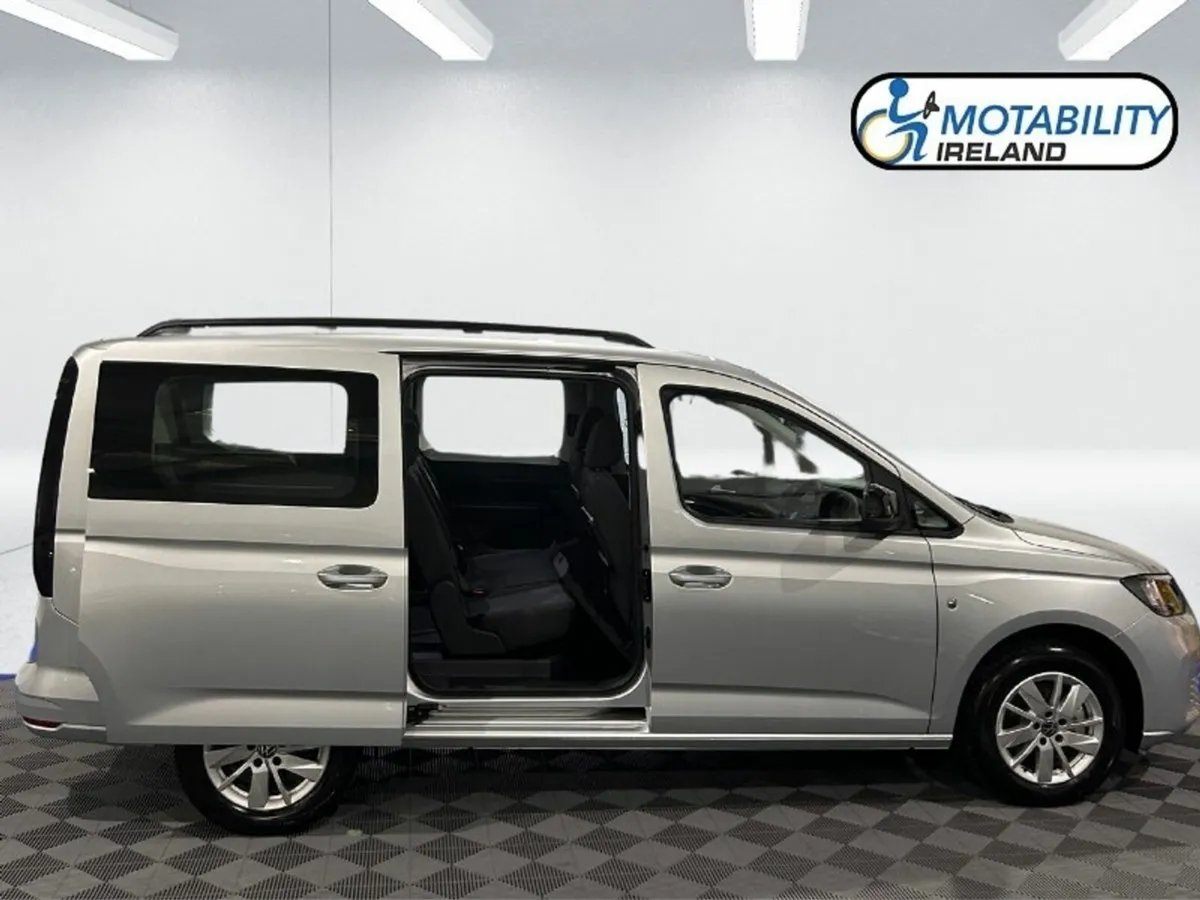 Volkswagen Caddy Maxi Life Wheelchair Accessible - Image 4