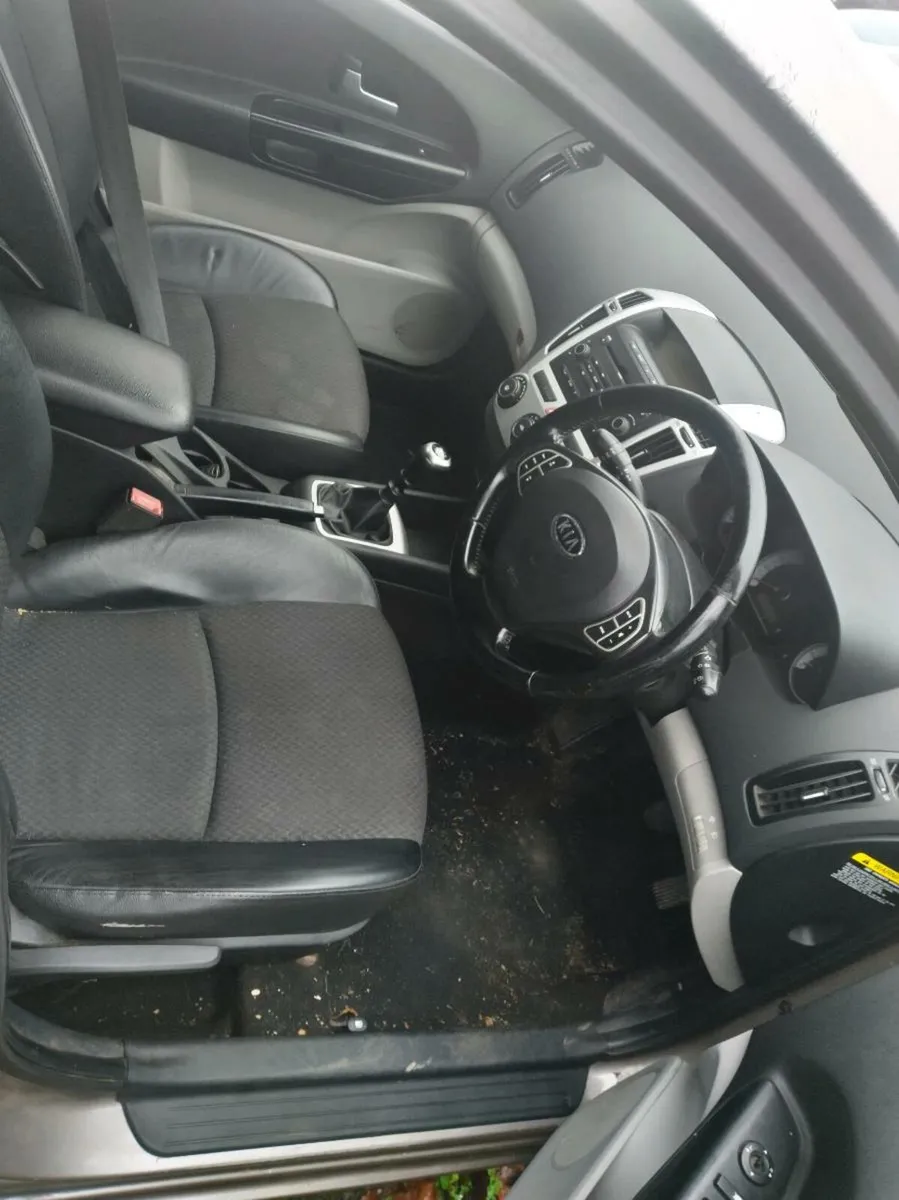 Kia & Mercedes Breaking - Image 3