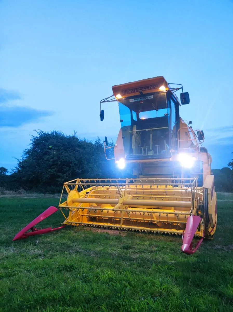 Combine harvester New Holland Clayson 8040 - Image 2