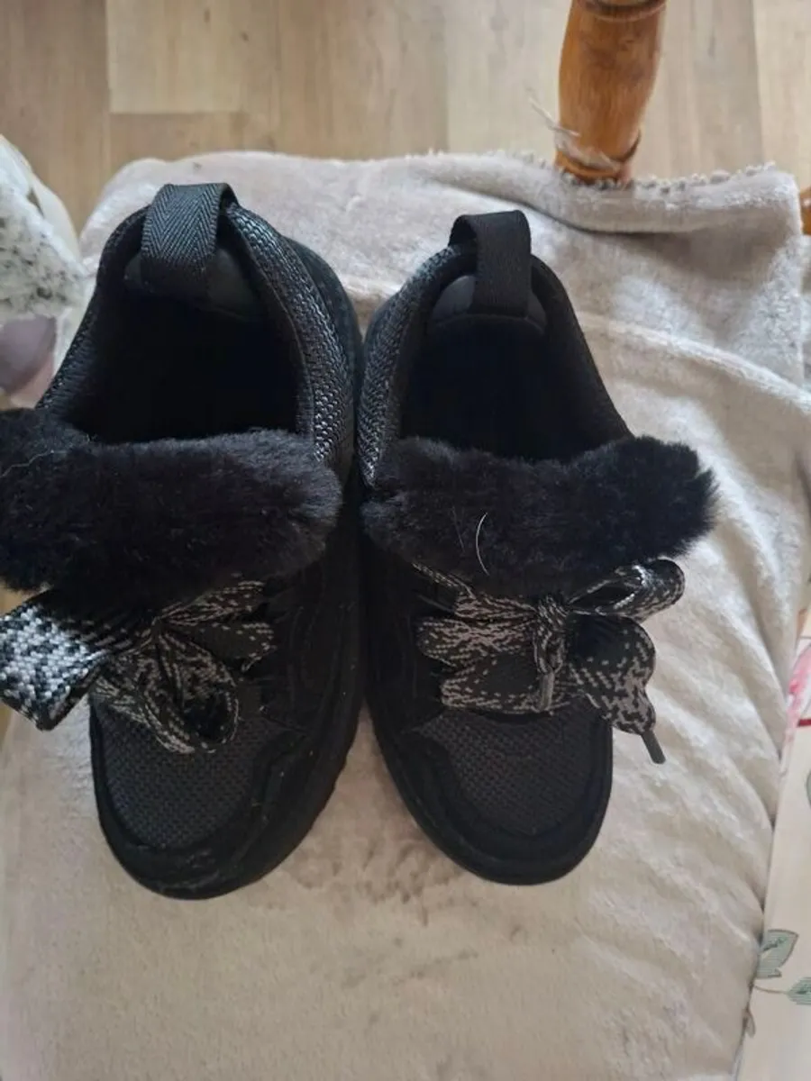 ugg black lowmel - Image 1