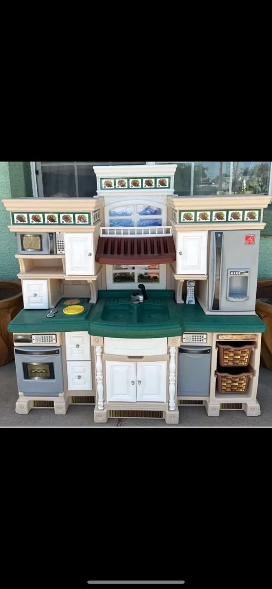 Step 2 Deluxe Toy Kitchen