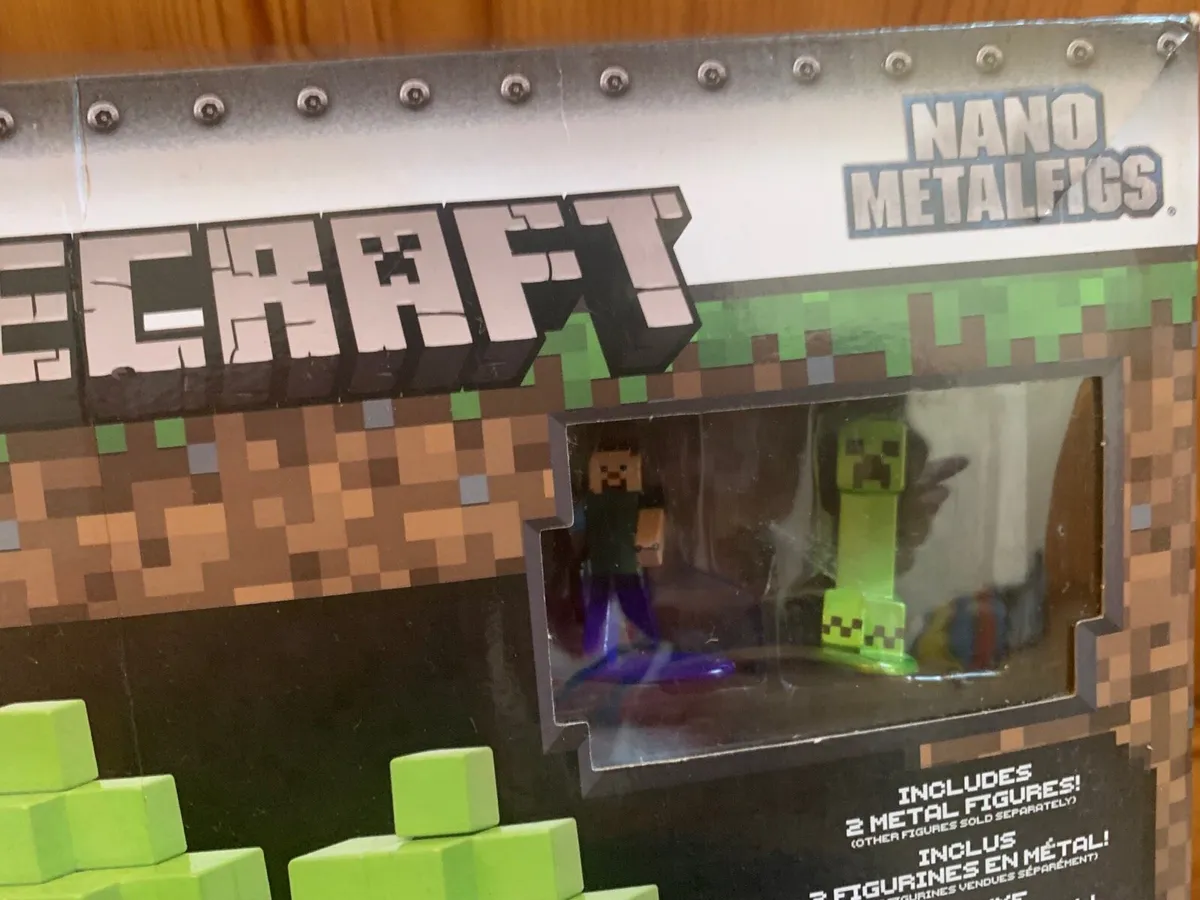 Minecraft building with figures - Image 3